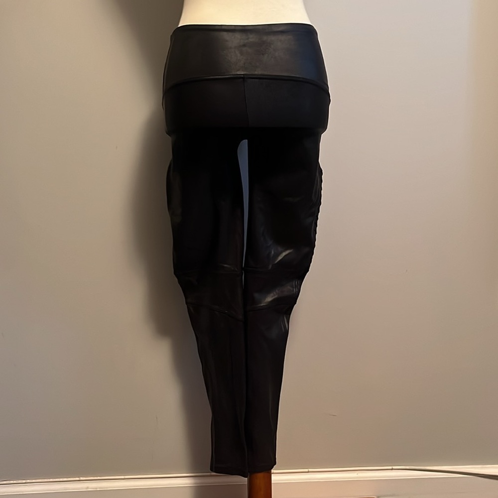 SPANX — Shiny/Matte Contrast Ribbed Legging - Picture 3 of 3